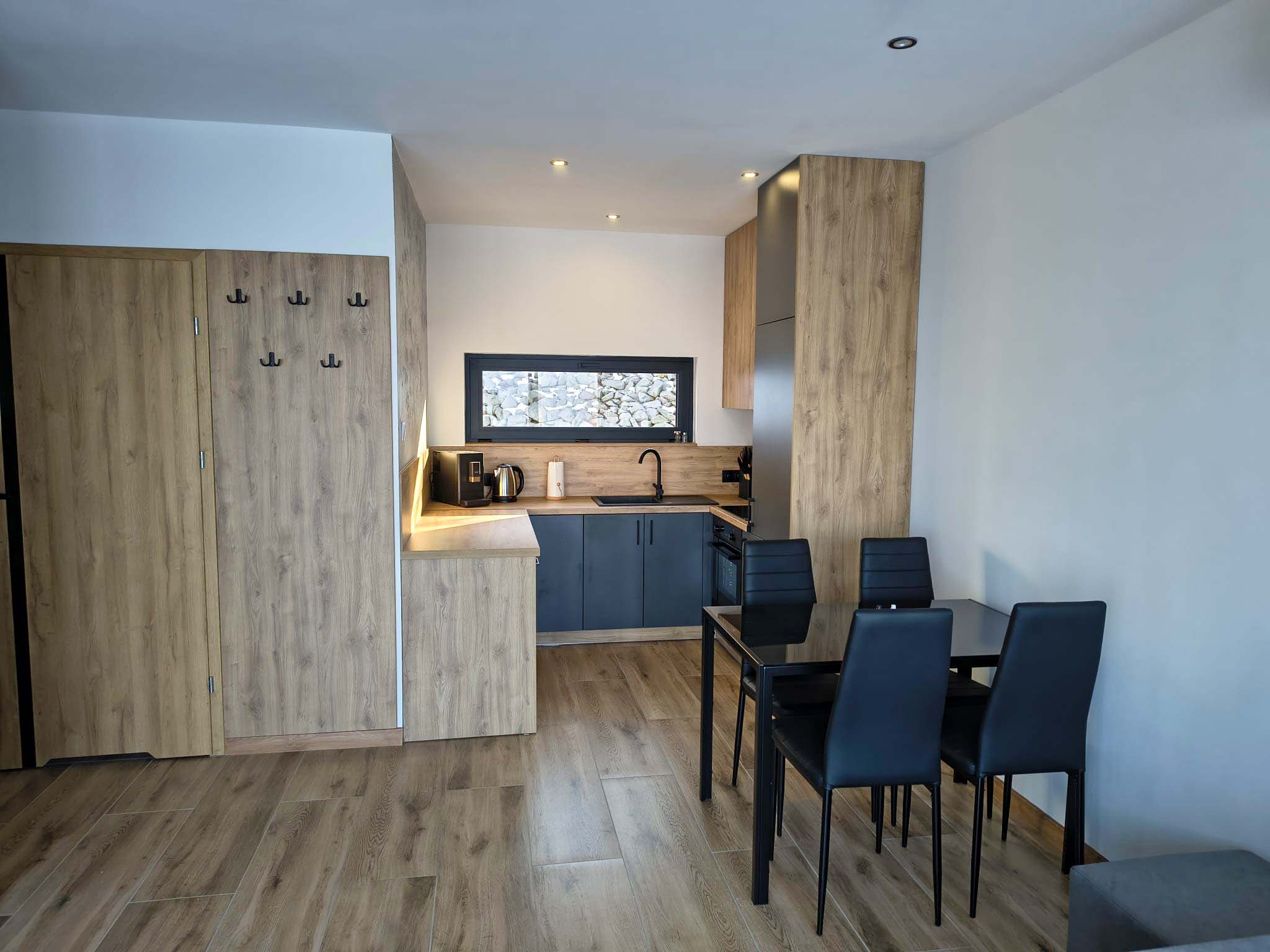 Salon z aneksem kuchennym w domku Dobczyce