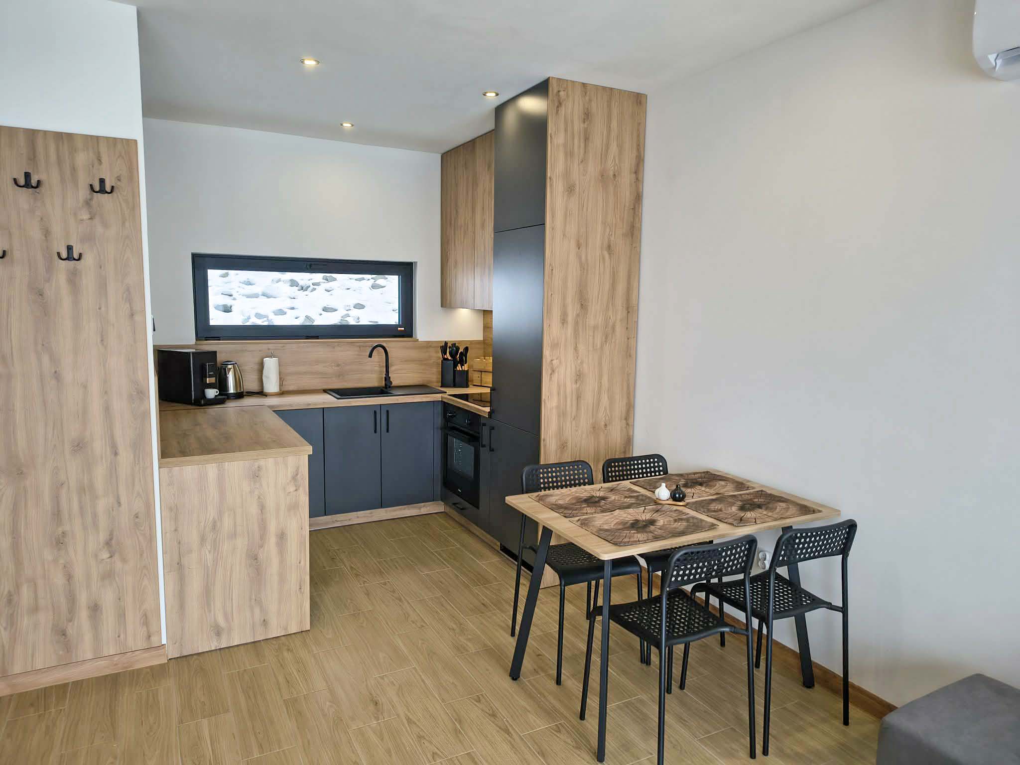 Salon z jadalnią i kuchnią w domku Dobczyce