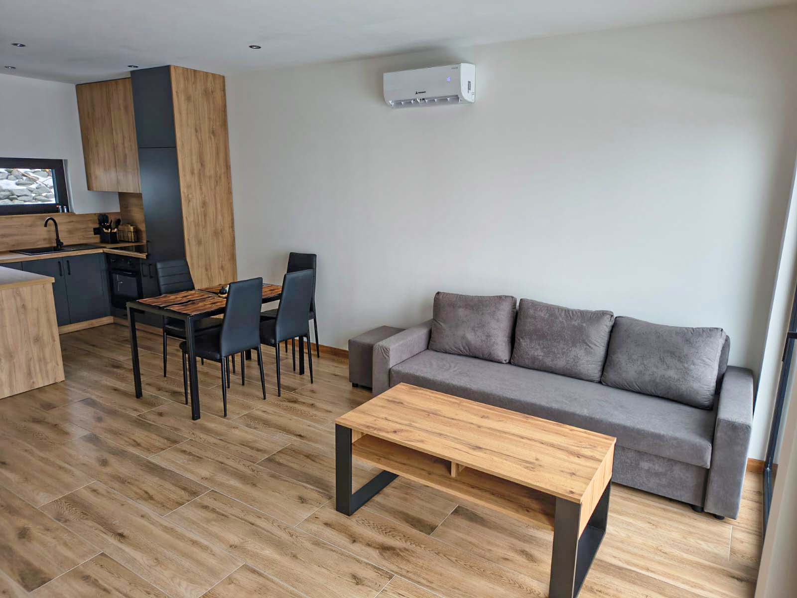 Salon i jadalnia w domku letniskowym Domki Dobczyce