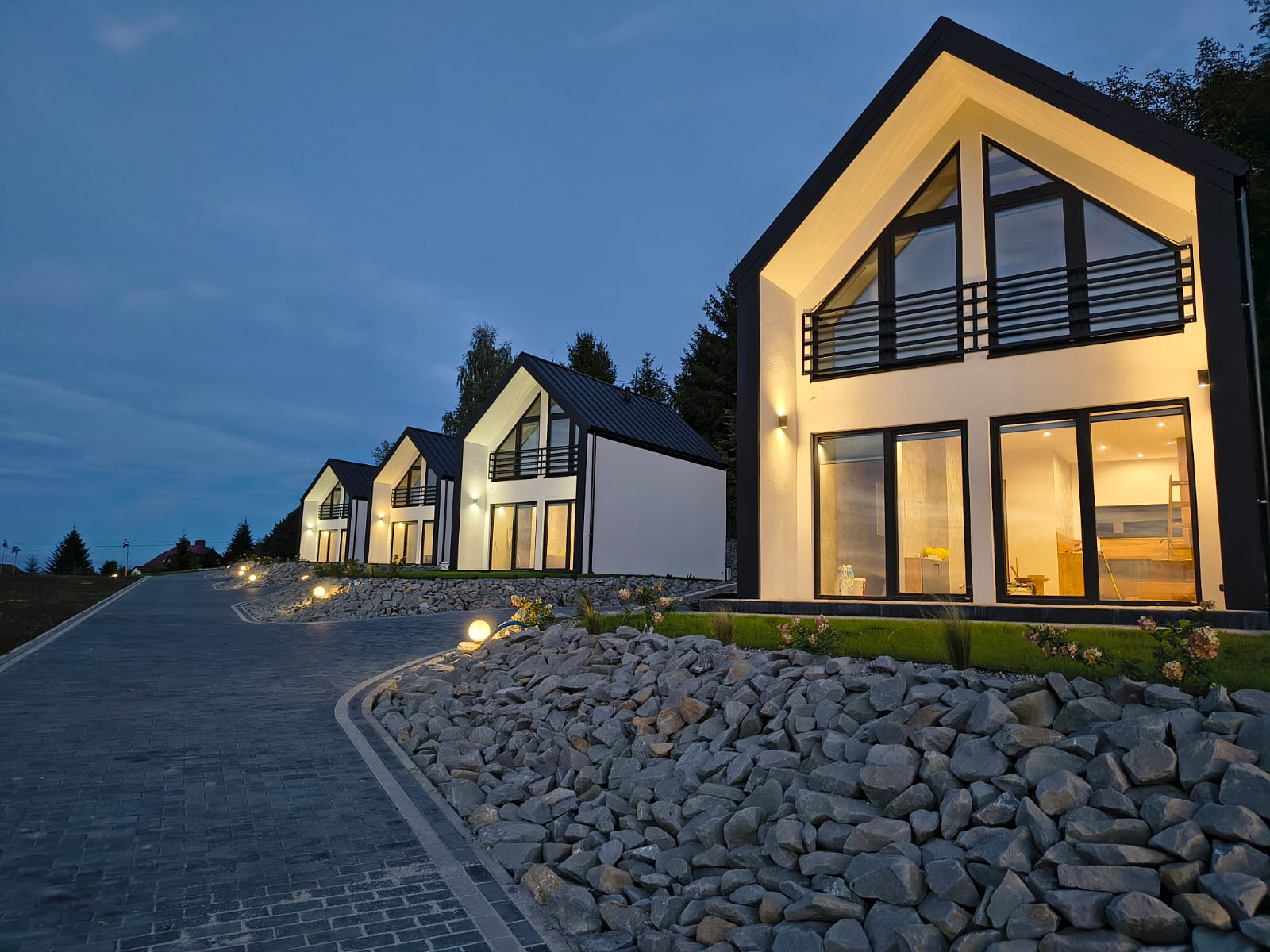 Salon w domku letniskowym w Dobczycach – jasne wnętrze z widokiem na jezioro