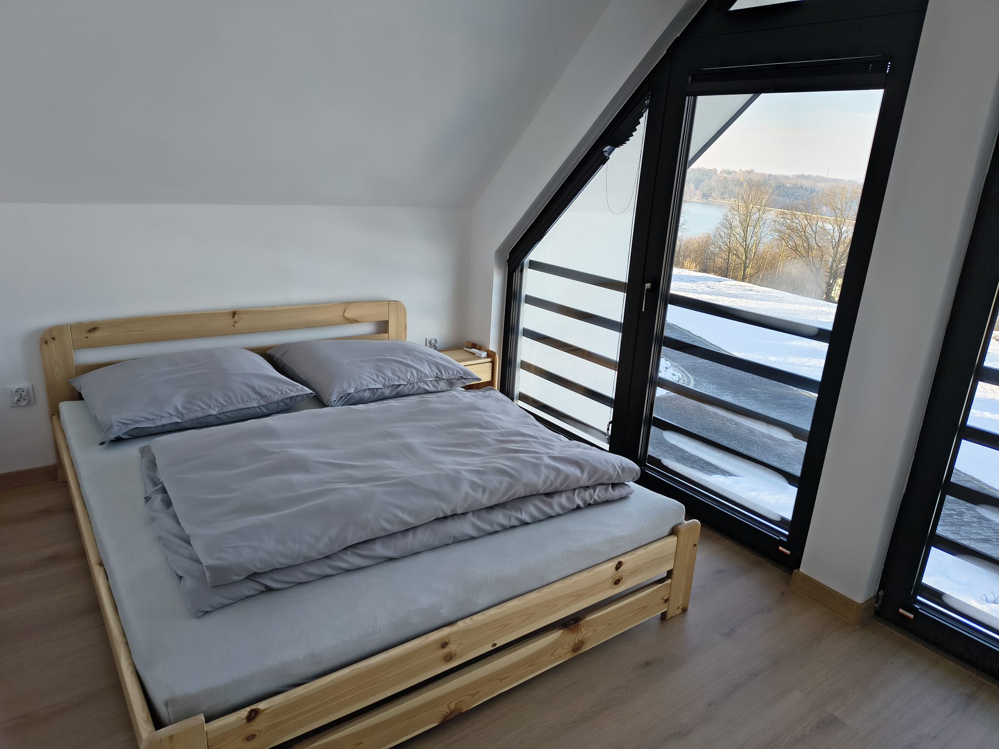 Sypialnia w domku Dobczyce – wygodne łóżko i spokojna atmosfera nad jeziorem