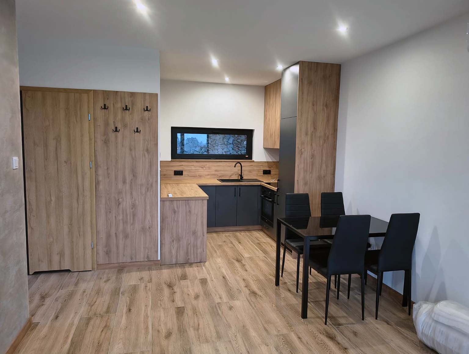 Taras z grillem przy domku w Dobczycach z widokiem na Jezioro Dobczyckie